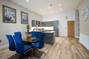 アパートメント 2 ベッドルーム (#3) | 専用キッチン | 冷蔵庫、電子レンジ、オーブン、コンロ