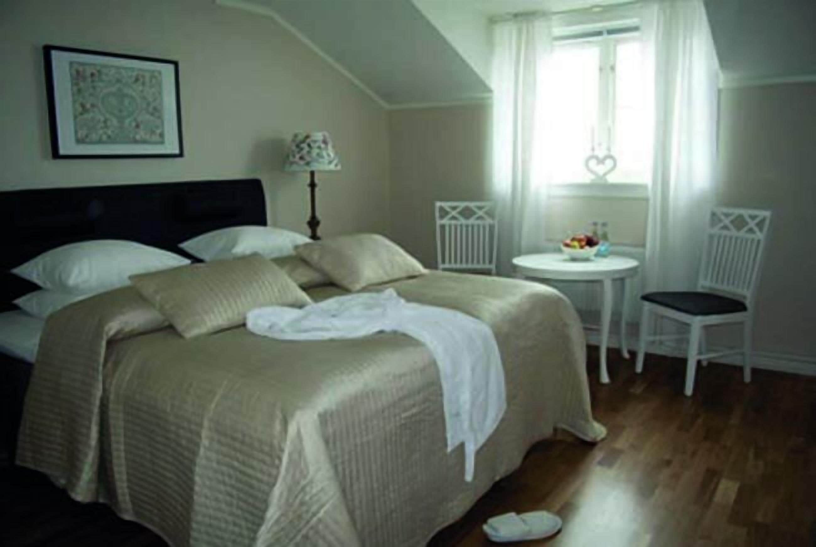 Habitació doble | Mobiliari individual, cortines opaques i planxa i posts de planxar 