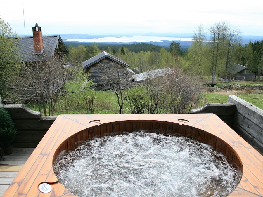 Outdoor spa tub
