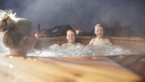 Een jacuzzi met drie personen.