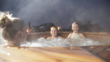 Muebles diferentes, cortinas blackout y tabla de planchar con plancha