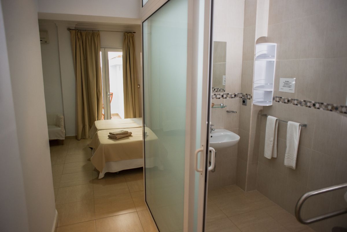 Double Room | Bathroom | Shower, free toiletries, hair dryer, towels