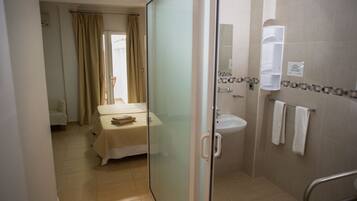 Double Room | Bathroom | Shower, free toiletries, hair dryer, towels