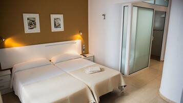 Habitación doble | Minibar, caja de seguridad en la habitación y insonorización