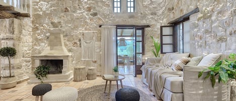 Villa Grand, 3 habitaciones, alberca privada | Área de sala de estar | Televisión de pantalla plana y reproductor de DVD