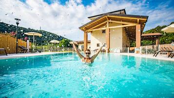 Piscine extérieure (ouverte en saison), parasols de plage