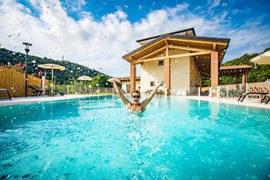 Piscine extérieure (ouverte en saison), parasols de plage