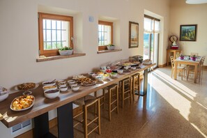 Free daily buffet breakfast - Agriturismo La Pertica (Costermano sul Garda)