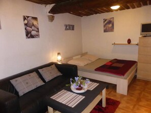 Een strijkplank/strijkijzer, wifi, beddengoed