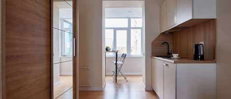 Studio (Elephant) | Eget pentry | Kylskåp, mikrovågsugn, spishäll och kaffe- och tebryggare