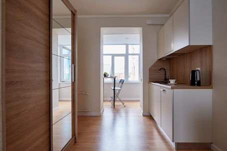 Refrigerador, microondas, placa de cocina, cafetera/tetera