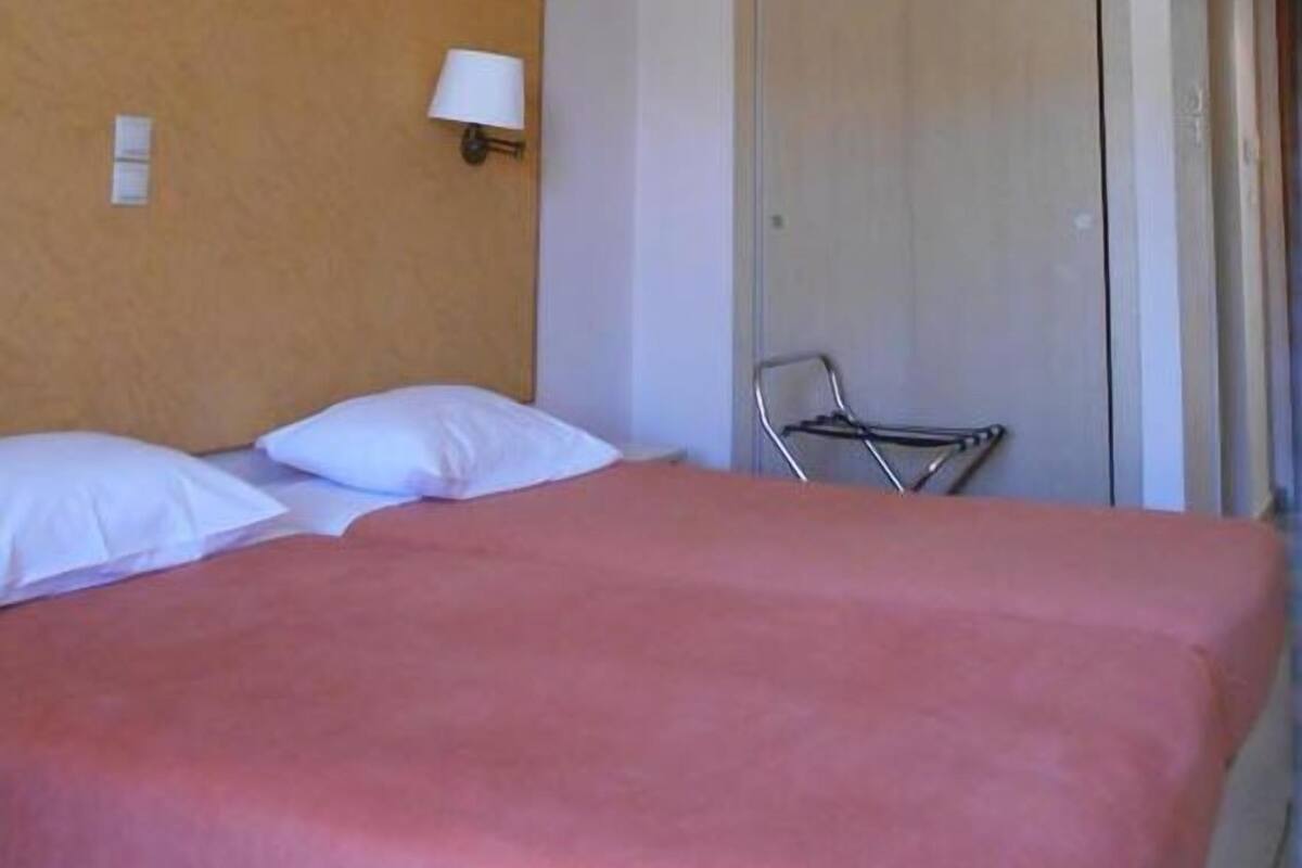Geluiddichte muren, een strijkplank/strijkijzer, gratis wifi, beddengoed