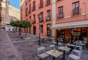 Outdoor dining - Penthouse studio apartment with terrace level, wi fi, air c., Private parking. (Cagliari)