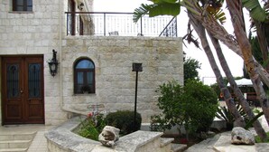 Un patio de piedra con una fuente, una puerta y una ventana.