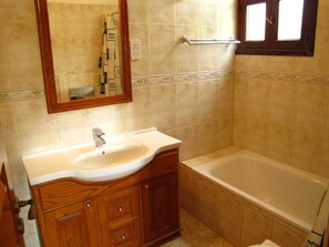 Villa, 3 slaapkamers, privézwembad | Badkamer | Een bad, gratis toiletartikelen, een haardroger, handdoeken