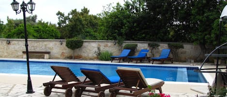 Hồ bơi ngoài trời, ghế dài tắm nắng