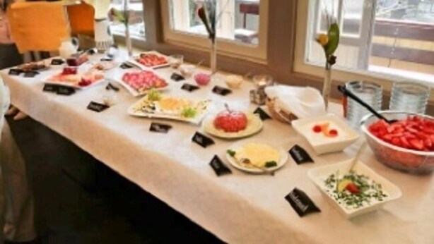 A buffet table with various food items and name tags. - Campinghotel Eulenburg - Hostel (Osterode am Harz)