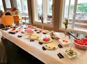 Frukost enligt egen beställning varje dag mot avgift