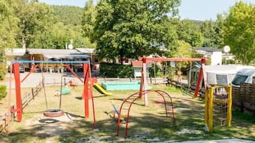 Área de juegos infantiles al aire libre