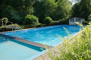 季节性开放的室外游泳池