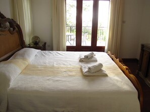 Villa, 4 soverom, privat basseng | 4 soverom, skrivebord for bærbar PC og strykejern/-brett