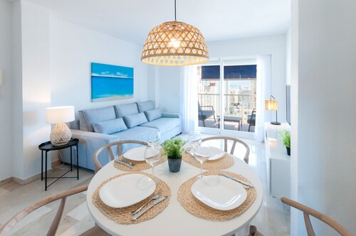 Apartamento con encanto, a pocos metros de la playa. A/A y wifi gratis. Terraza con vistas al mar-ALQUILER SOLO FAMILIAS