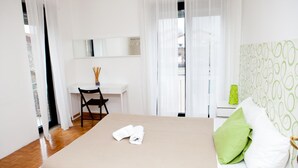 A hotel room with a bed, a desk, and a chair. - Ca' Lou al Teatro (Vicenza)