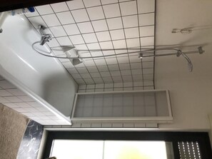 Combined shower/bathtub, deep-soaking bathtub, rainfall showerhead - Ca' Lou al Teatro (Vicenza)