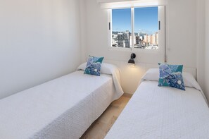 2 室のベッドルーム、セーフティボックス (室内)、アイロン / アイロン台、WiFi (無料)
