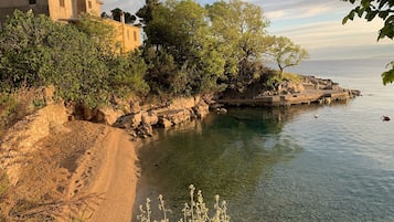 Una playa cerca, sillas reclinables de playa