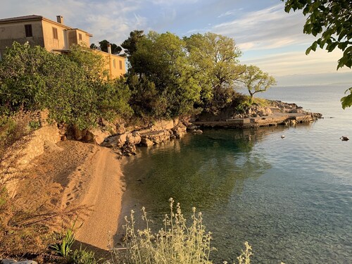 Modern 5 * villa with pool, only 70m from the beach