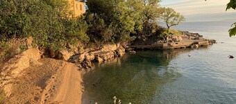 Modern 5 * villa with pool, only 70m from the beach