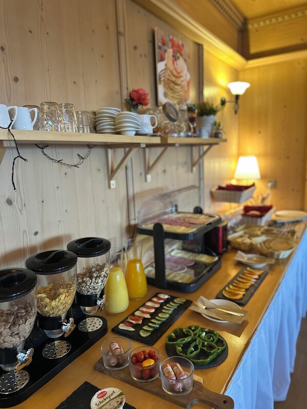 Frukostbuffé varje dag (EUR 10 per person)