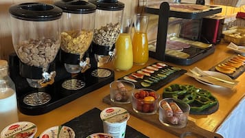 Tägliches Frühstücksbuffet (10 EUR pro Person)