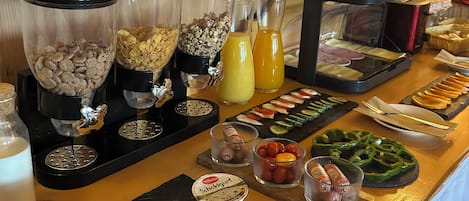Petit déjeuner buffet (10 EUR par personne)