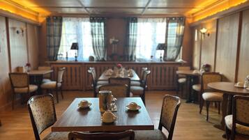 Tägliches Frühstücksbuffet (10 EUR pro Person)