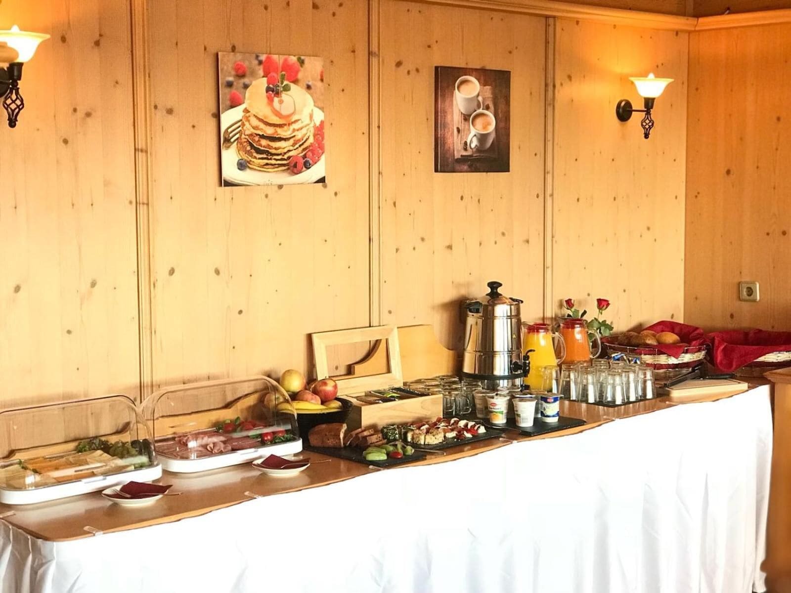 Een buffet met verschillende gerechten en een koffiehoek.
