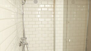 A walk-in shower with white tiled walls and a glass door. - House Alberta Superb T2 in the city center (Aix-en-Provence)