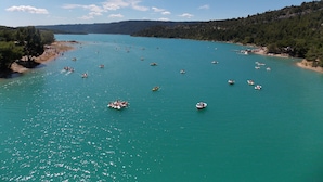 A large body of water with numerous boats, surrounded by forested hills. - Nice little studio 20 M2 (AUPS)