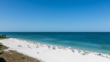 Una playa cerca, sillas reclinables de playa, toallas de playa