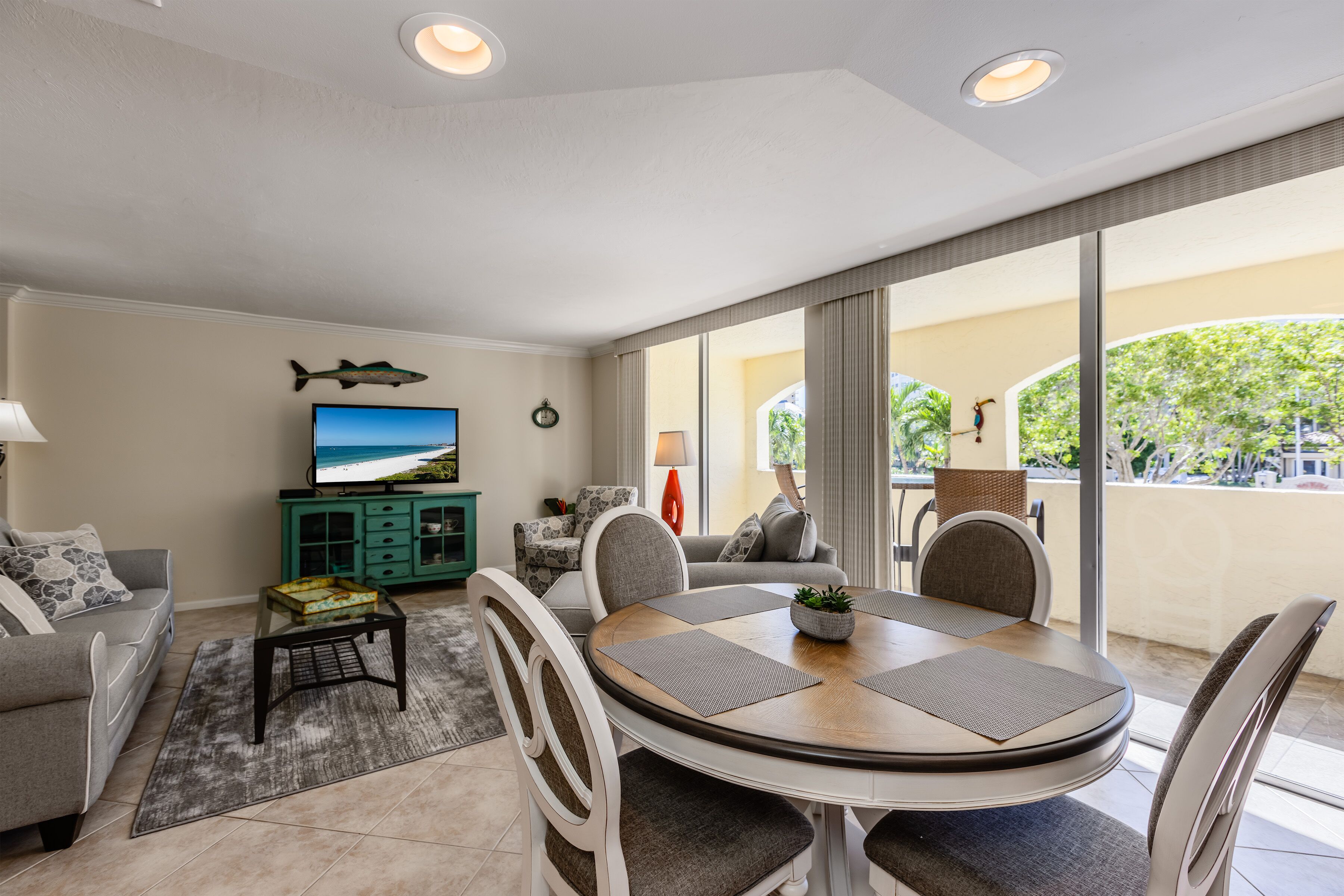 Een smart-tv en boeken