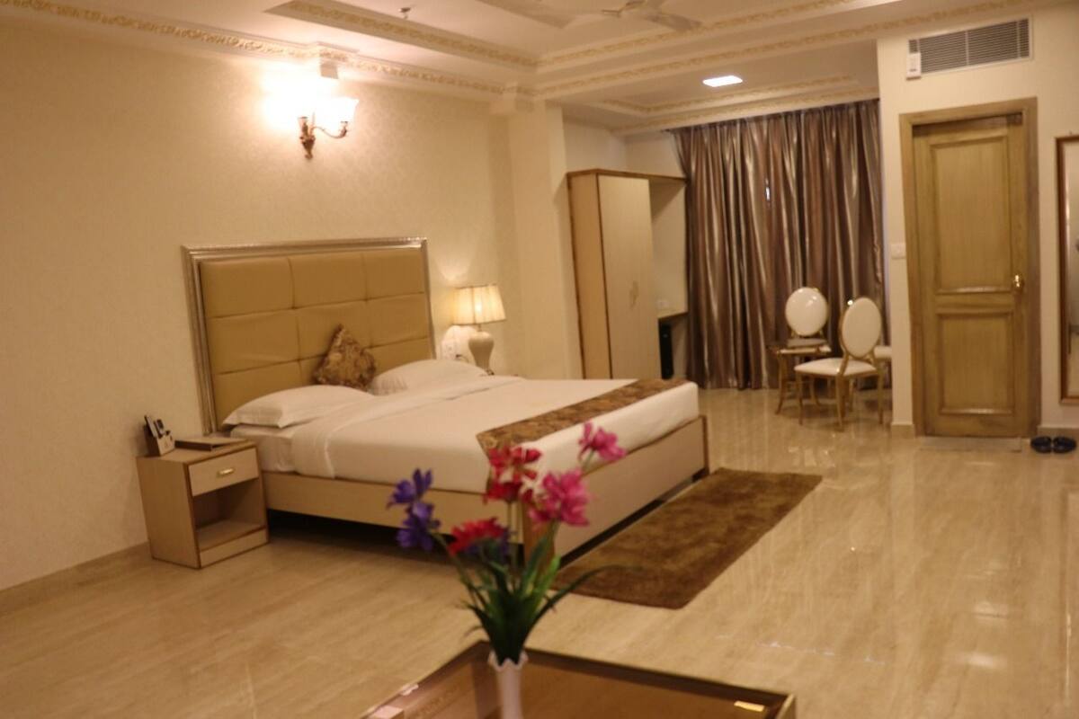 Deluxe Room | In-room safe, blackout drapes, soundproofing, iron/ironing board