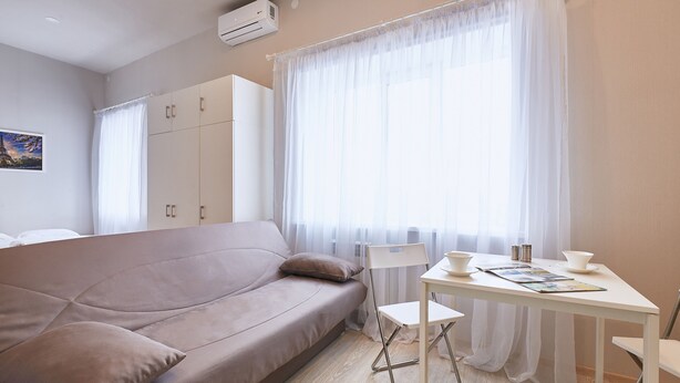 Een slaapkamer met een bed, een bureau, een stoel en een kledingkast.