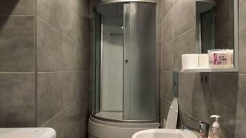 Lejlighed | Badeværelse | Bruser, hårtørrer, håndklæder, Toiletpapir