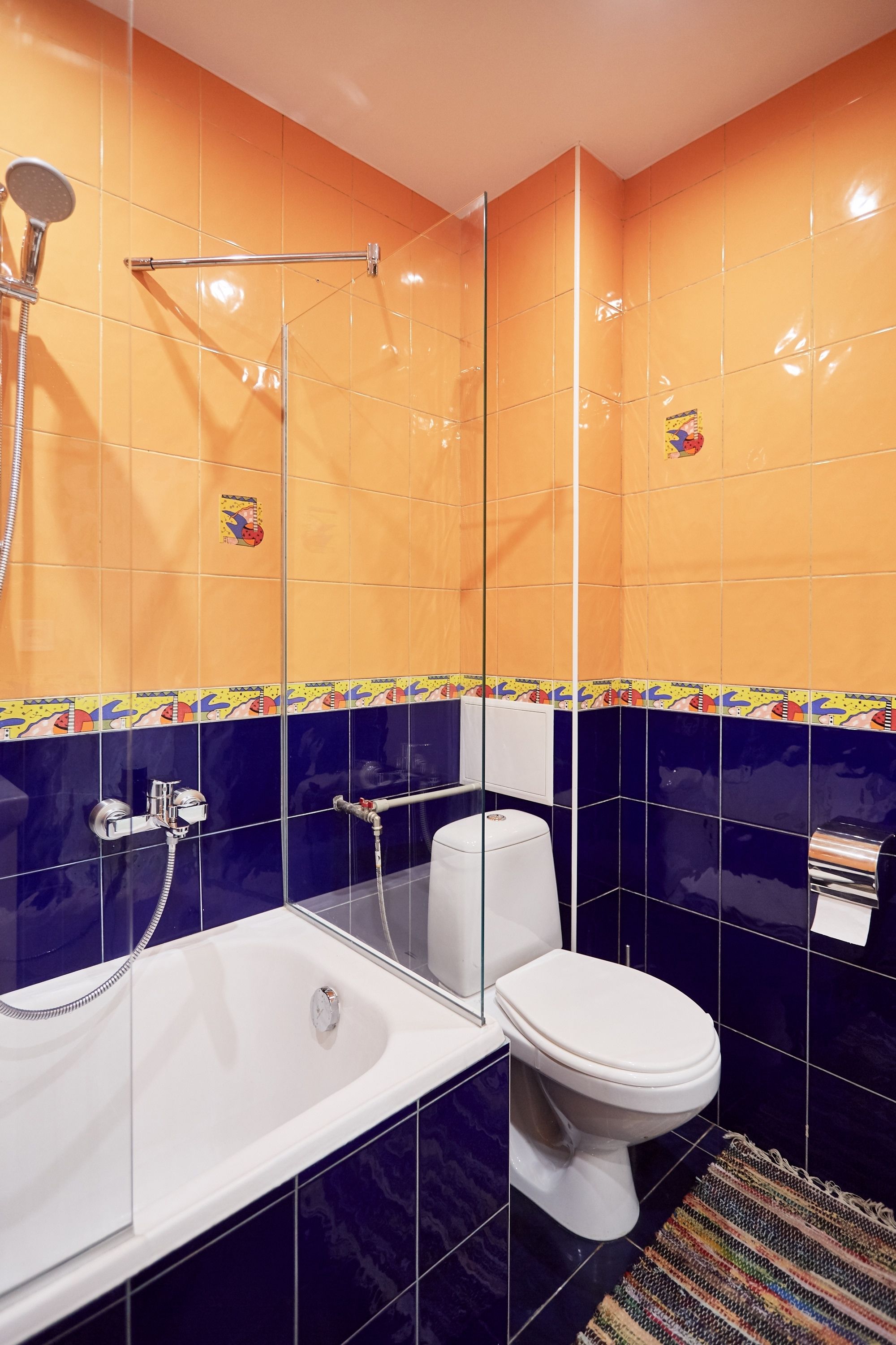 Un baño con bañera, inodoro y ducha.