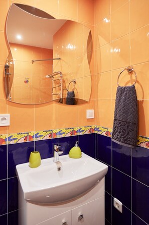 Tina con regadera, secadora de cabello, toallas, jabón 