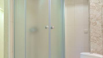 Apartment | Bathroom | Shower, hair dryer, towels, soap