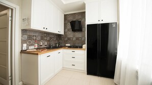 Departamento, 1 habitación | Cocina privada | Refrigerador, microondas, parrilla de estufa y tetera eléctrica 