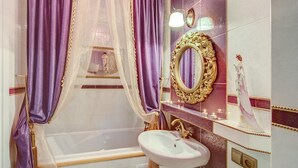 Căn hộ (Bonaparte) | Phòng tắm | Vòi sen/bồn tắm kết hợp, máy sấy tóc, dép đi trong nhà, khăn tắm 