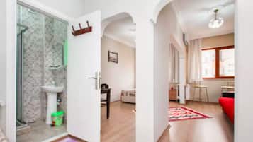 Apartamento família | Escrivaninha, espaço de trabalho para notebook
